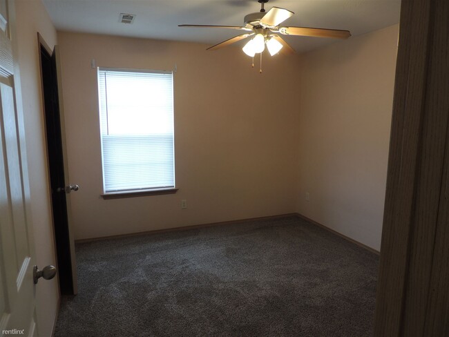 Building Photo - 3 br, 2 bath Duplex - 631 Rilynn Avenue