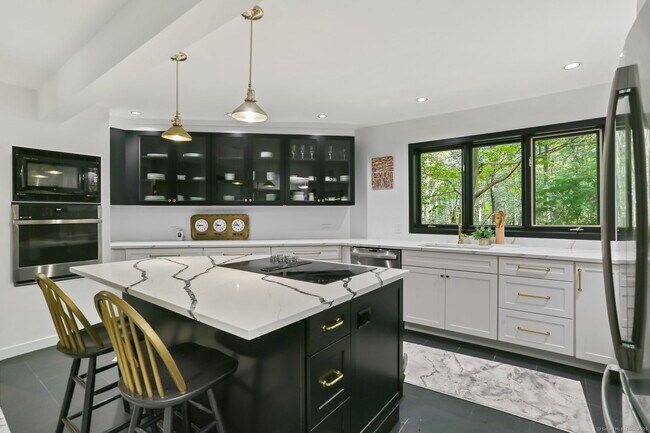 Foto del edificio - 352 Good Hill Rd