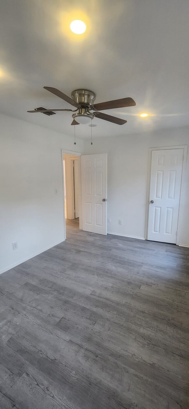Foto del edificio - 5816 Acacia Ct