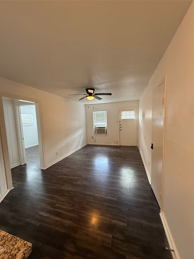 Foto principal - 5010 Ennis St