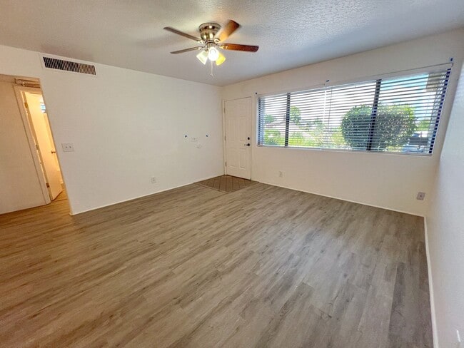 Building Photo - TRI-PLEX- COTTONWOOD - VERDE VILLAGE UNITS