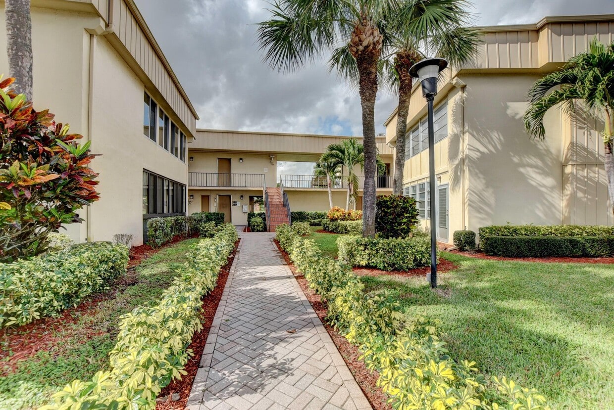 462 Piedmont J, Delray Beach, FL 33484 Condo for Rent in Delray Beach