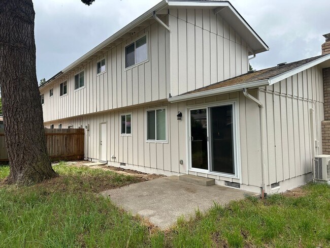 Foto del edificio - Beautifully updated 3 bedroom 1.5 bath dup...