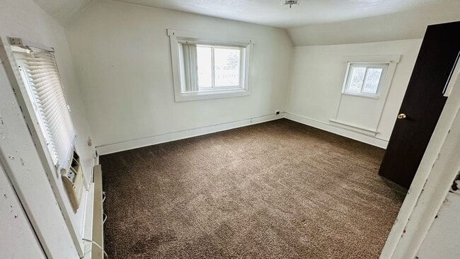 Building Photo - 483 W Perry St