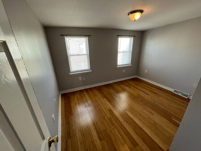 Building Photo - Newly rehabbed 3 bedroom South Philly