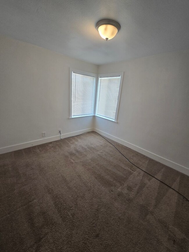 Building Photo - 2 Br 1 Ba available Now