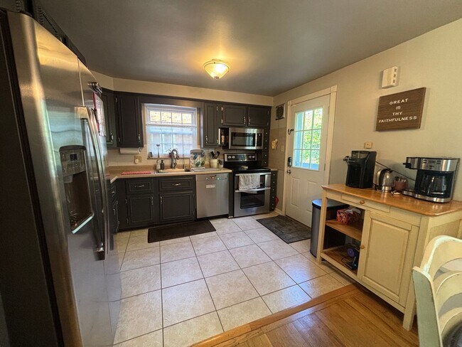 Foto del edificio - Beautiful 4 Bedroom Home In Mt. Lebanon!