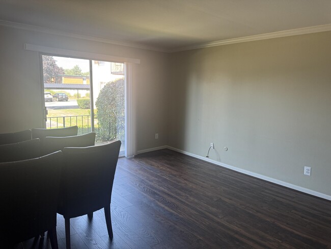 Building Photo - 1870 Axtell Dr