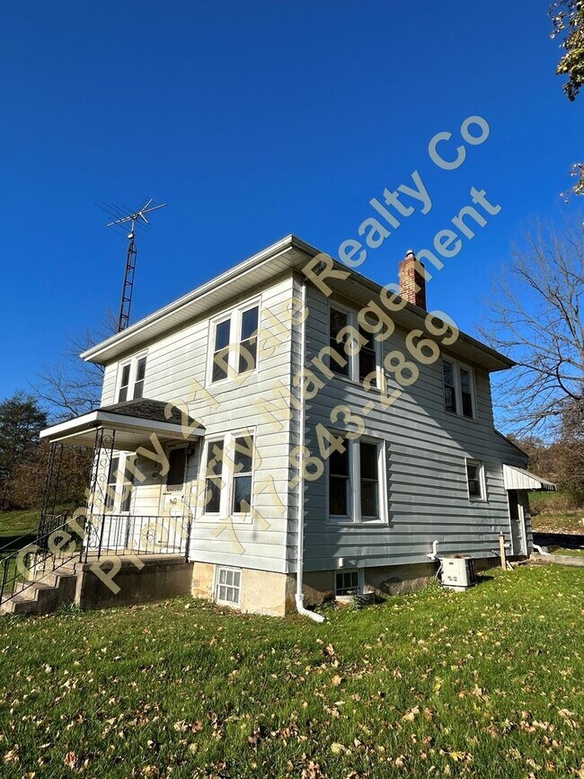 Building Photo - Three Bedroom Home in Eastern School District