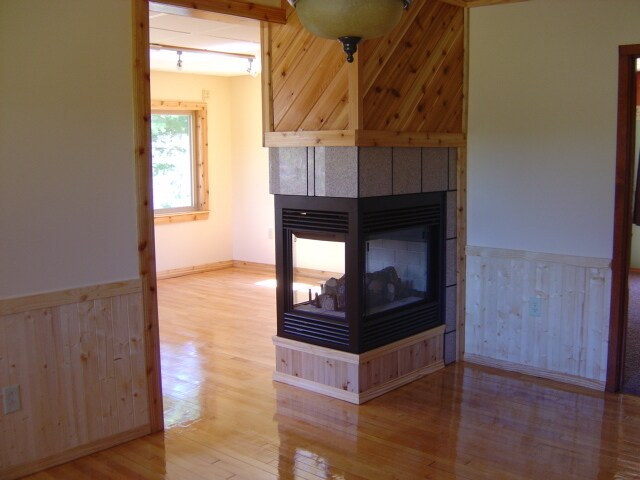 3 chimeneas laterales de la sala de estar al comedor - 1596 Schmidt Rd