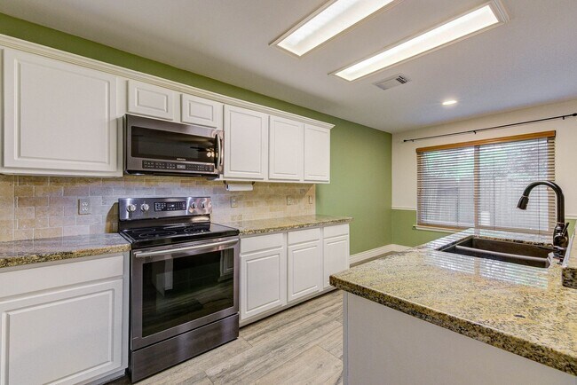 Foto del edificio - Stylish Woodlands Home Steps from H-E-B & ...