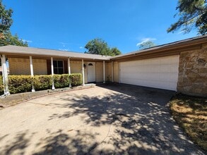 Building Photo - 2210 Newcastle Dr