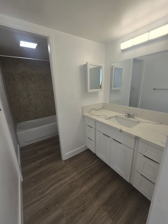 Foto del edificio - Conveniently located and secured 1-bedroom...