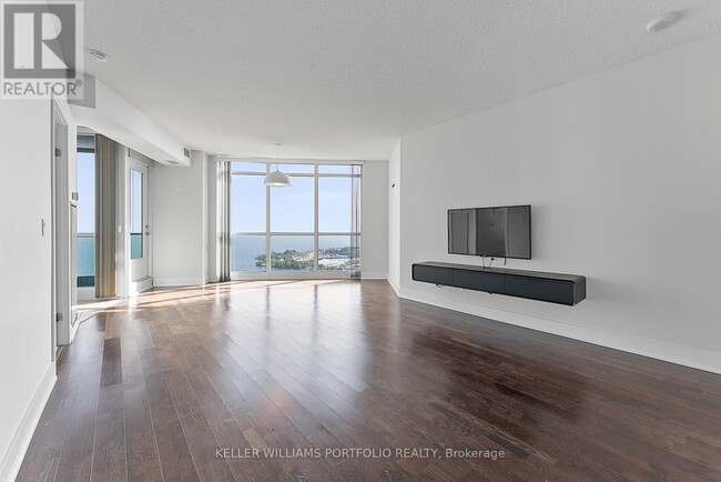 Building Photo - 1411-215-3215 Fort York Blvd