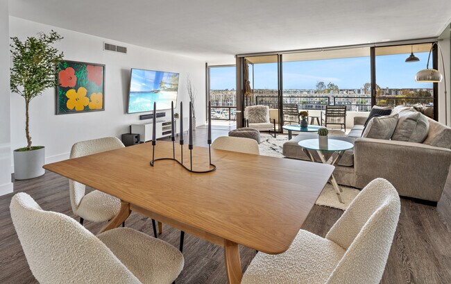 Building Photo - 4267 Marina City Dr