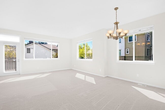 Building Photo - Kirkland Rose Hill - 2 Bedroom Plus Office & Bonus Room & Garage