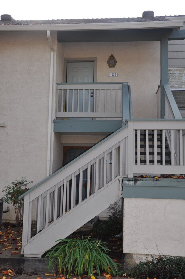 Building Photo - 2/2 with private balcony w/ AC & Complex Pool