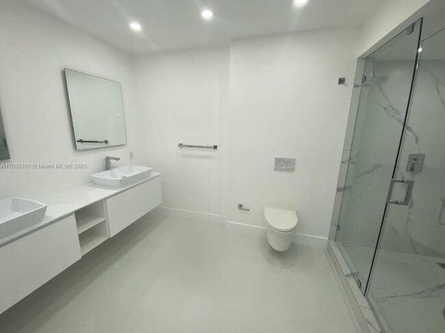 Building Photo - 2 bedroom in Sunny Isles Beach FL 33160