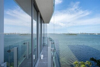 Building Photo - 700 NE 26th Terrace