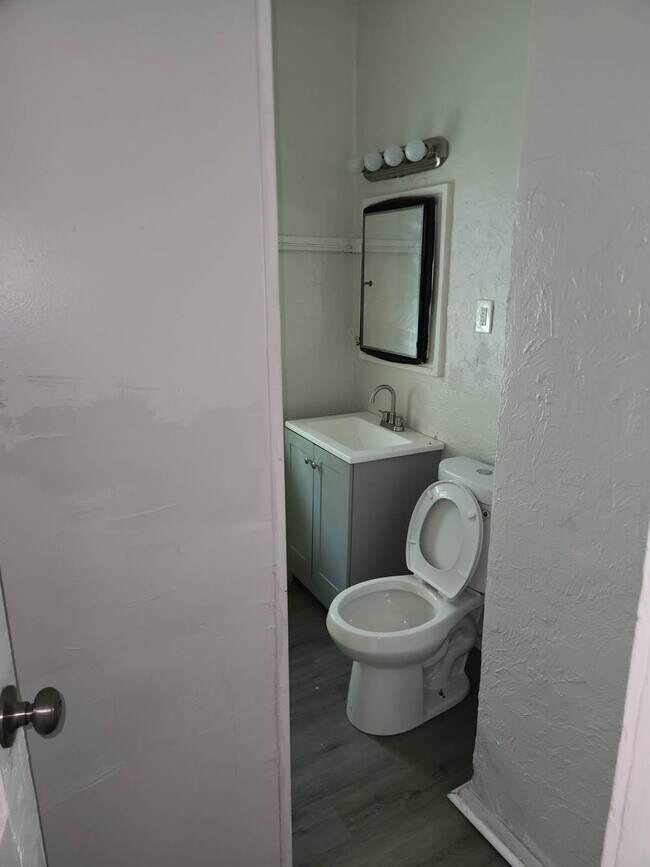 Foto del edificio - 974 Eddy Rd