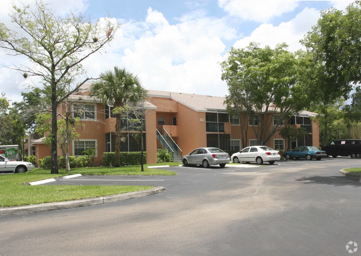 (The Pointe At Crystal Lake) Apartments Pompano Beach, FL