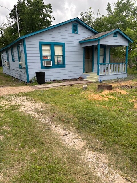Primary Photo - 302 Blueberry St