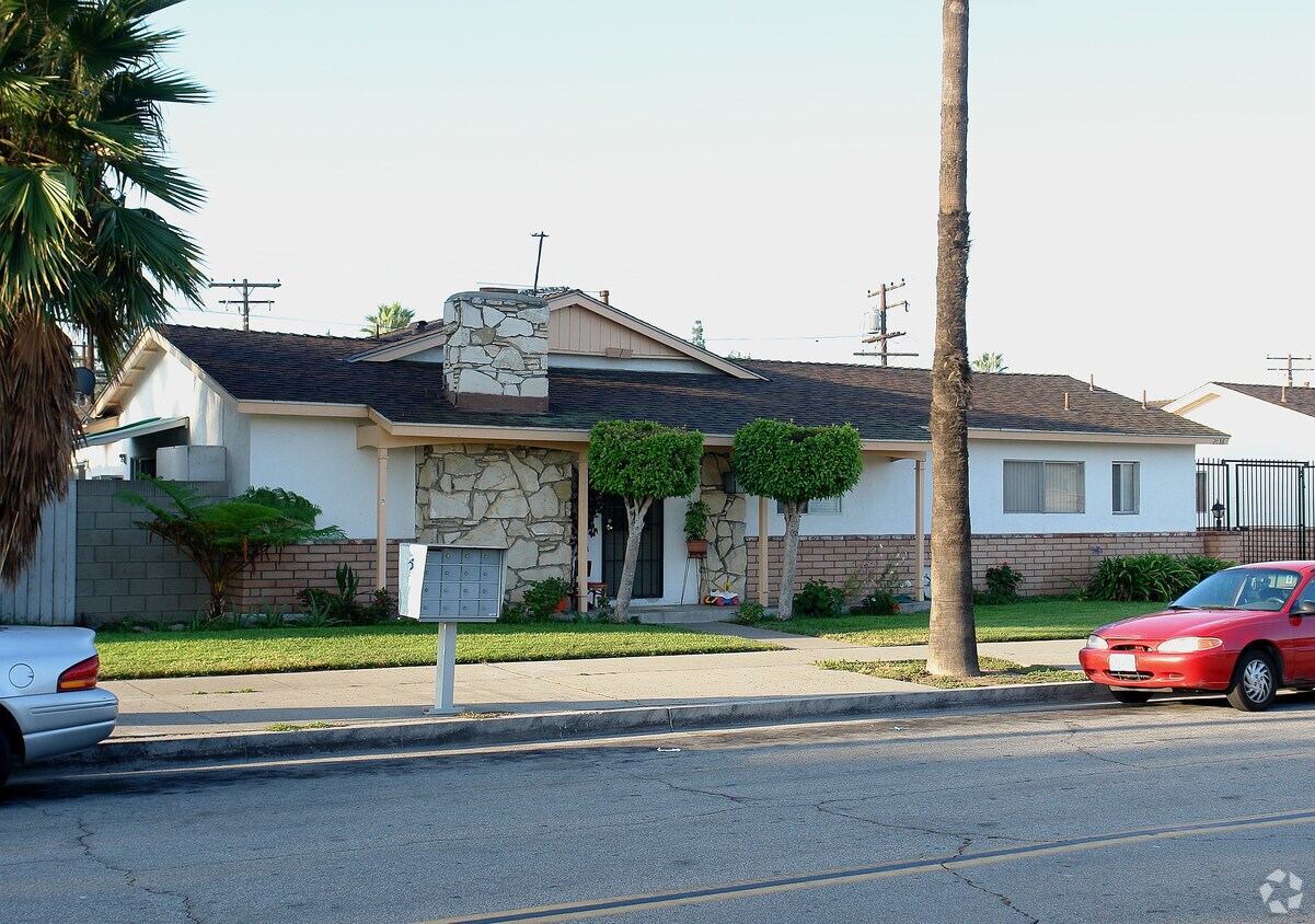 Building Photo - 2138 E Almont Ave
