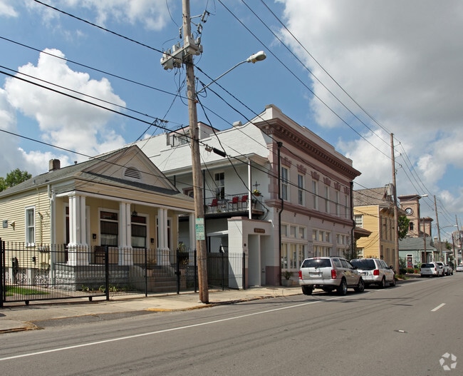 Building Photo - 323 Morgan St