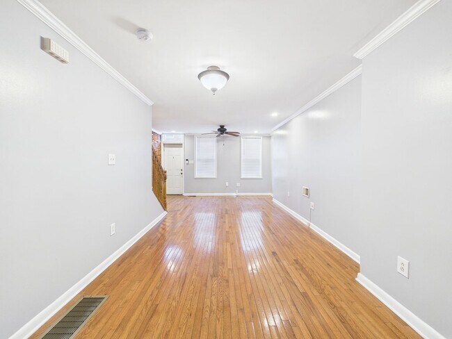 Building Photo - Bright 2 bed 1.5 bath  AVAILABLE NOW