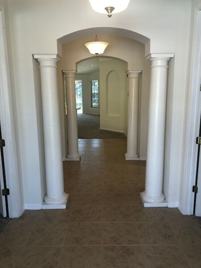 Foto del edificio - 15250 Riverbend Blvd