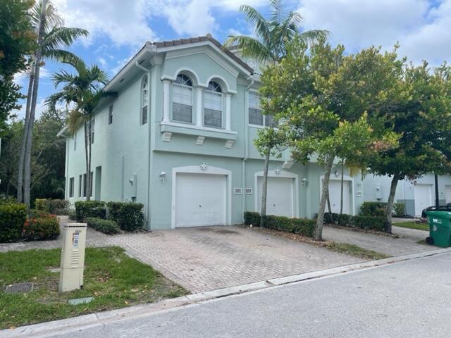 Foto del edificio - 3215 Laurel Ridge Cir