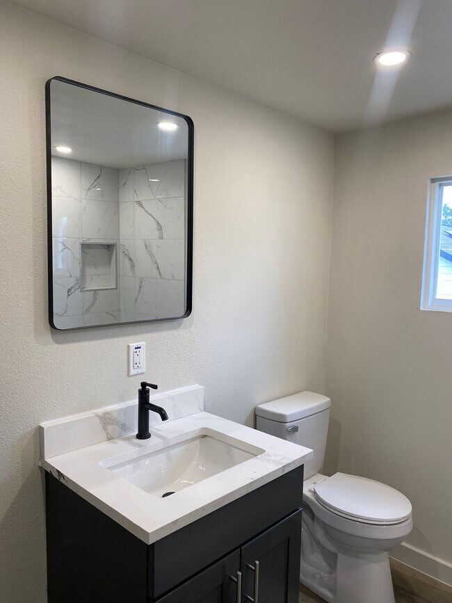 Foto del edificio - Modern Renovated 1-Bedroom Apartment – Just 10 Minutes from Downtown