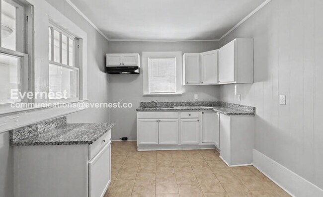 Foto del edificio - 3 Bed, 1 Bath Home with Off-Street Parking / Pet-Friendly / Available Now!