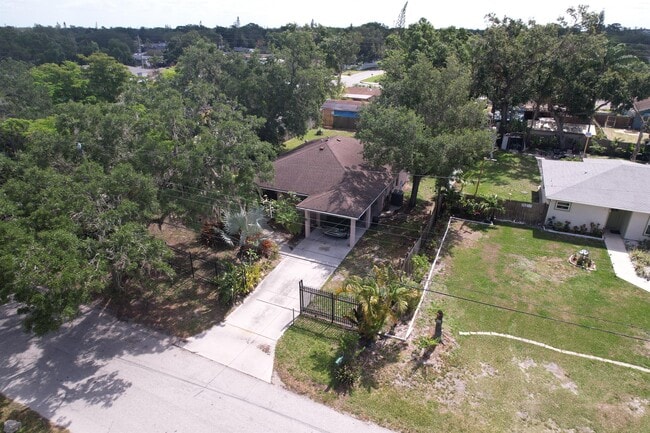 Building Photo - 224 Tarpon Ave