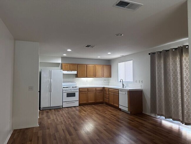 Foto del edificio - Welcome to this cozy home where comfort meets convenience. ? Now offering special pricing for Mov...