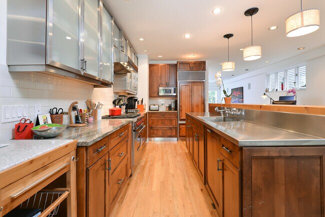 Foto del edificio - 2317 N Greenview Ave