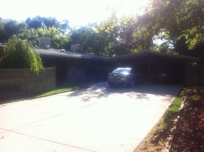 Building Photo - 3 Bedroom Holladay Duplex