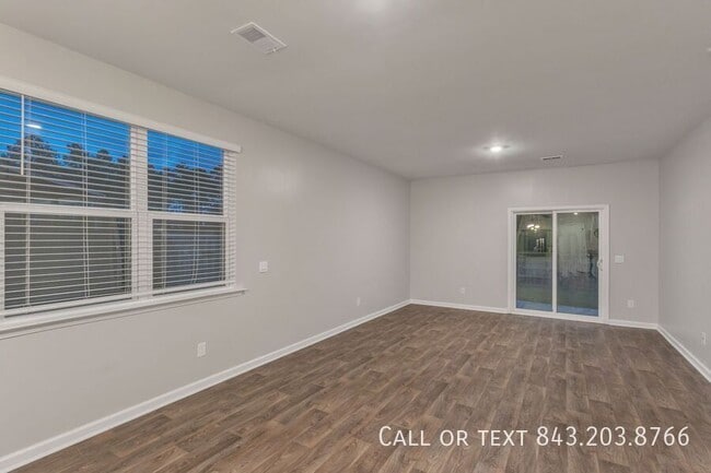 Foto del edificio - 107 Blossom Wood Ln