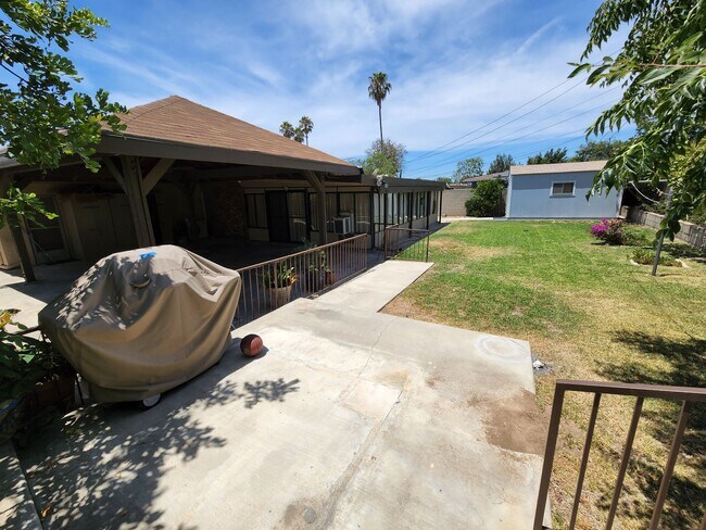 Foto del edificio - Excellent home on large lot for lease!