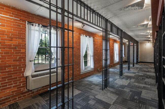 Foto del edificio - Jailhouse & Sheriff's Apartments 176 Main St.