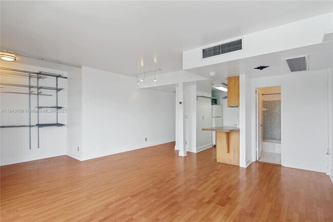 Foto del edificio - 880 NE 69th St