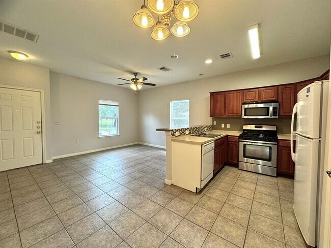 Foto del edificio - Townhome available off East MLK