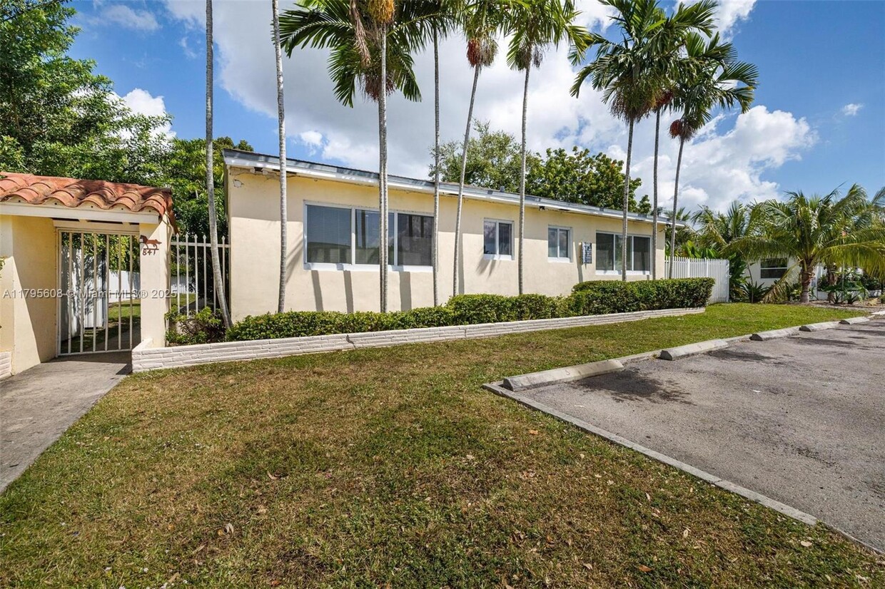 Foto principal - 841 NE 90th St