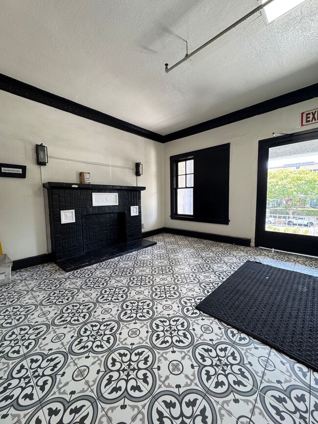 Building Photo - 447 S. Rampart Blvd - Studio & 1 Bedroom Apartment!