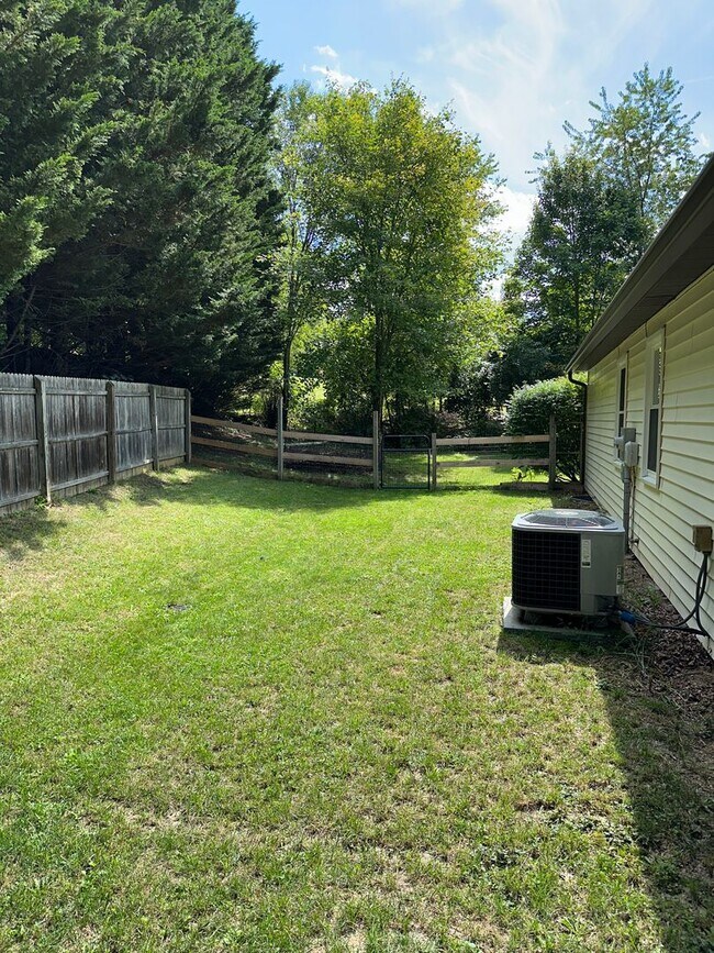 Foto del edificio - Updated 3 Bedroom 2.5 Bath Home on Hardwoo...