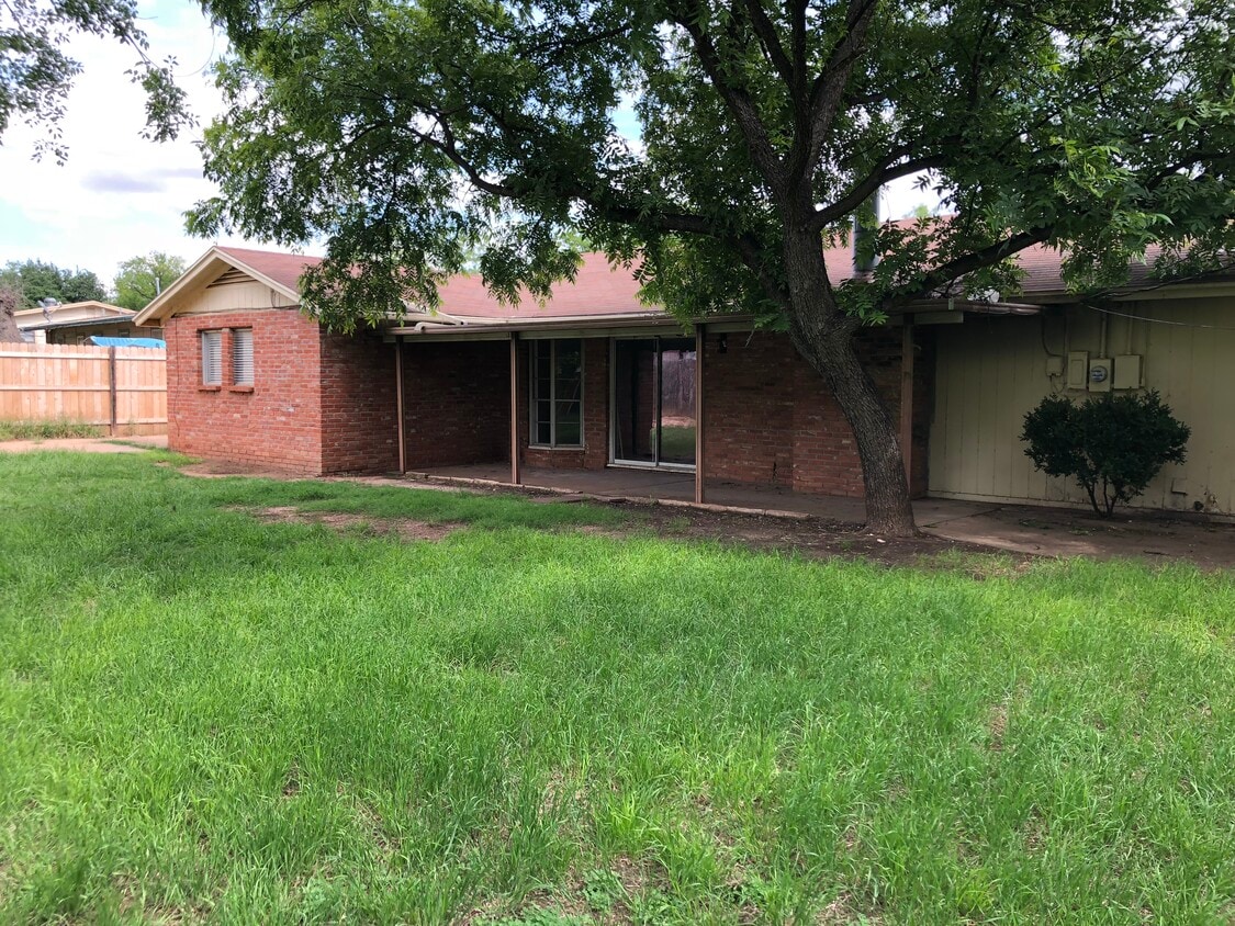 Nice covered patio just outside back doors. - 2754 Yale
