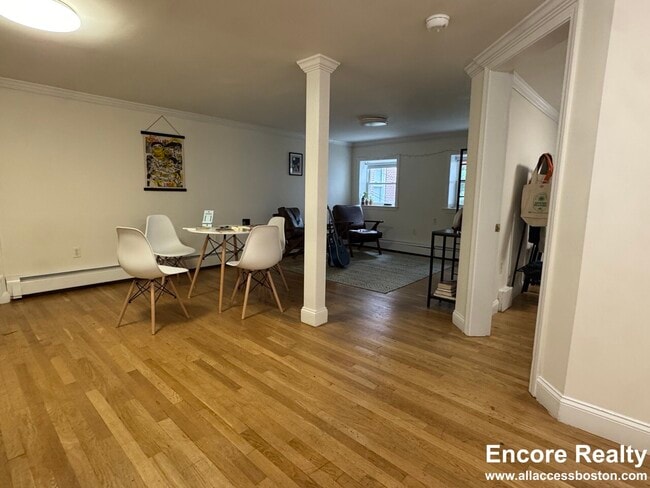 Building Photo - 1539 Beacon St