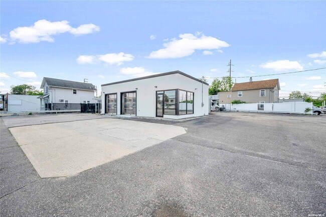 Foto del edificio - 88 Woodbury Rd