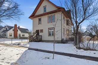 Building Photo - 104 Jessamine Ave W