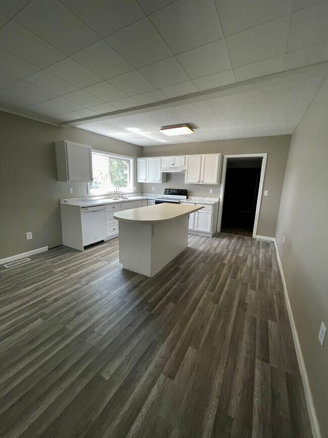 Foto del edificio - Charming 3-Bedroom, 1.5 Bath Home with Bon...